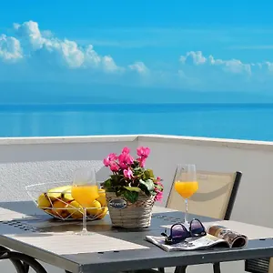 Stunning View With Pool Apartament